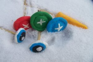 Поэтапная лепка снеговика из снега на улице ⛄.